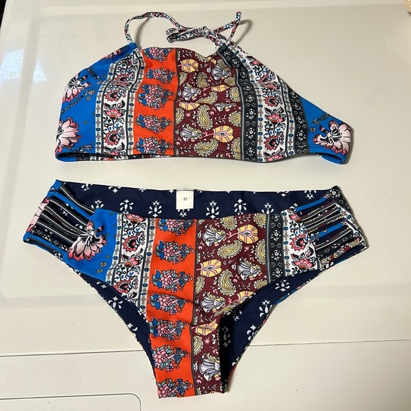 Halter style 2 pc bikini, reversible, women size M. NWOT - Picture 10 of 14